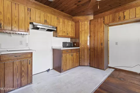 Kitchen - 7524 Frank Griffin Rd, Moss Point, MS 39563 photo 2 of 3