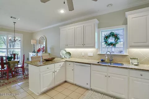 219 E Towne, Brandon, MS 39042 photo 9