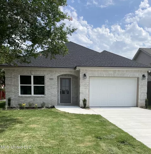 909 Old Towne St, Gulfport, MS 39507