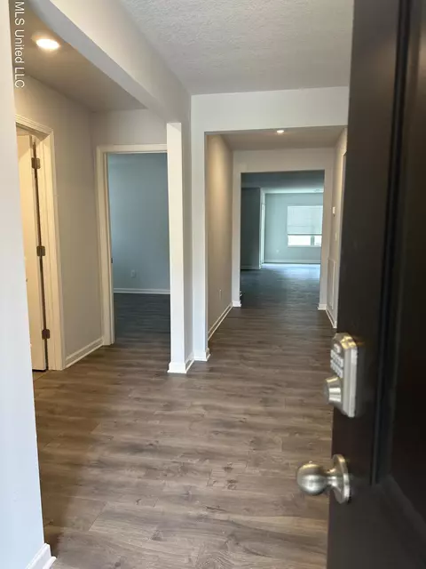 72 Thorn Tree St, Byhalia, MS 38611
