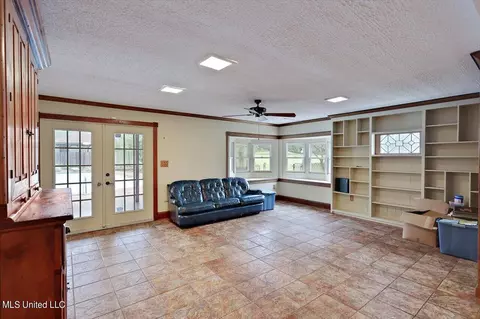 Living - 162 Parks Rd, Jackson, MS 39212 photo 1 of 8