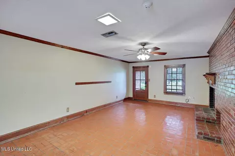 Living - 162 Parks Rd, Jackson, MS 39212 photo 5 of 8