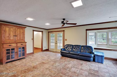 Living - 162 Parks Rd, Jackson, MS 39212 photo 2 of 8