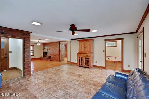 Living - 162 Parks Rd, Jackson, MS 39212 photo 3 of 8
