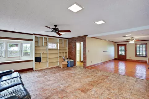 Living - 162 Parks Rd, Jackson, MS 39212 photo 4 of 8
