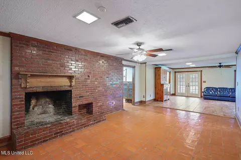 Living - 162 Parks Rd, Jackson, MS 39212 photo 7 of 8