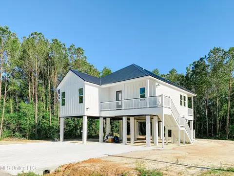 119 North St, Waveland, MS 39576