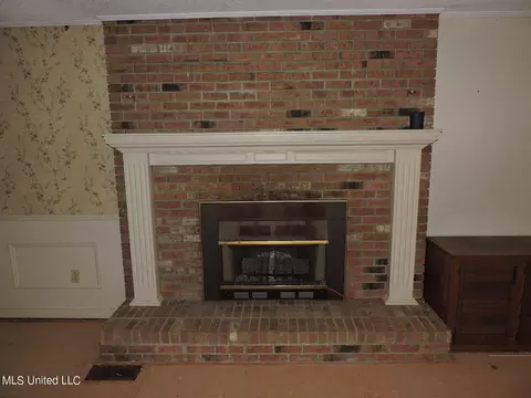 Living - 1614 Hwy 5, Hickory Flat, MS 38633 photo 2 of 3