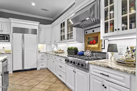 Kitchen - 551 Twin Cedars Dr, Madison, MS 39110 photo 4 of 7