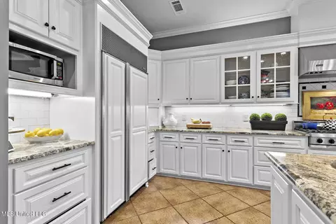 Kitchen - 551 Twin Cedars Dr, Madison, MS 39110 photo 2 of 7