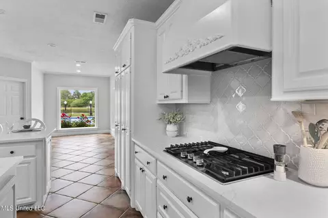 Kitchen - 306 Westminster Ct, Brandon, MS 39047 photo 5 of 9