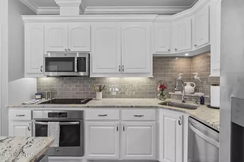 Kitchen - 306 Westminster Ct, Brandon, MS 39047 photo 9 of 9