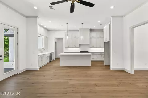 Living - 105 Griffis Ln, Madison, MS 39110 photo 5 of 8