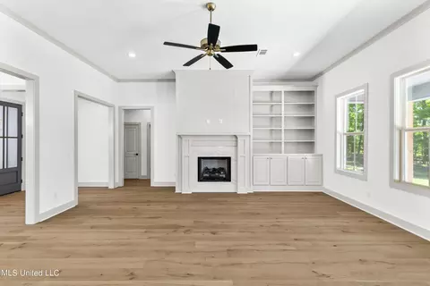 Living - 105 Griffis Ln, Madison, MS 39110 photo 2 of 8