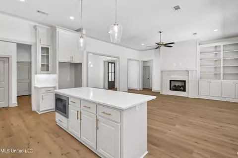 Living - 105 Griffis Ln, Madison, MS 39110 photo 8 of 8