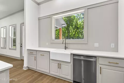 Kitchen - 105 Griffis Ln, Madison, MS 39110 photo 3 of 3