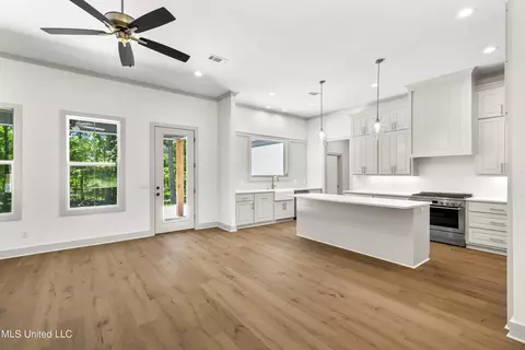 Living - 105 Griffis Ln, Madison, MS 39110 photo 6 of 8