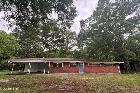 122 Washington St, Carriere, MS 39426