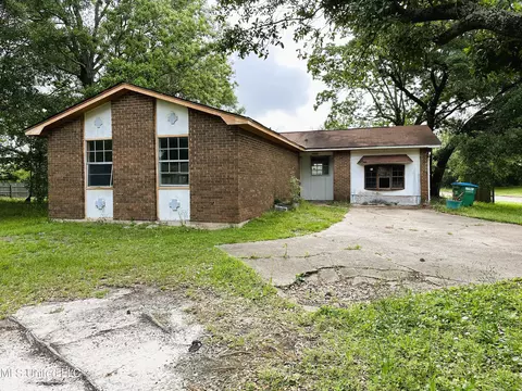 1202 Cherokee St, Pascagoula, MS 39581