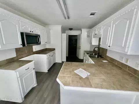 Kitchen - 305 Edgewater Branch Dr, Brandon, MS 39042 photo 1 of 1