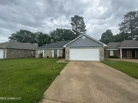 305 Edgewater Branch Dr, Brandon, MS 39042