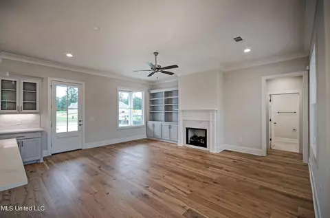 Living - 111 Lake Crest Dr, Madison, MS 39110 photo 3 of 4