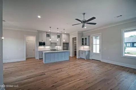 Living - 111 Lake Crest Dr, Madison, MS 39110 photo 2 of 4