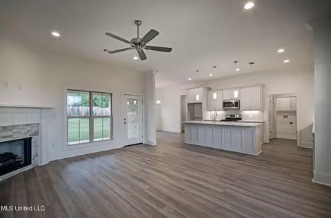 Living - 208 Baleigh Dr #LOT 5, Canton, MS 39046 photo 3 of 4