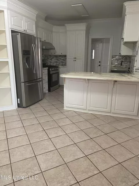 Kitchen - 304 Meadow Creek Pl, Jackson, MS 39211 photo 6 of 7