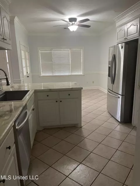 Kitchen - 304 Meadow Creek Pl, Jackson, MS 39211 photo 5 of 7