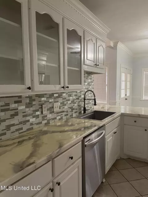 Kitchen - 304 Meadow Creek Pl, Jackson, MS 39211 photo 4 of 7