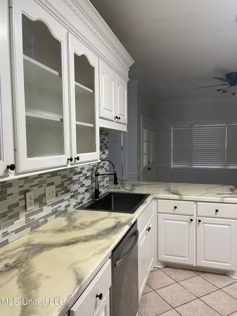 Kitchen - 304 Meadow Creek Pl, Jackson, MS 39211 photo 3 of 7
