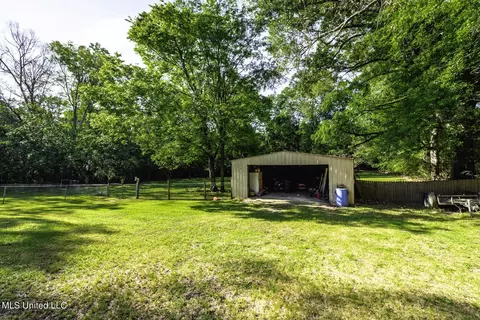 Exterior - 513 Mccluer Rd, Jackson, MS 39212 photo 6 of 8