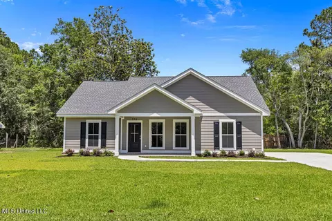 720 Plum St, Ocean Springs, MS 39564