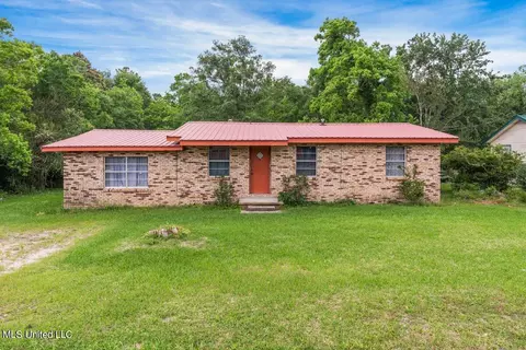 8268 Woolmarket Rd, Biloxi, MS 39532