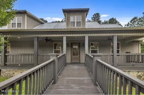 70 Woodland Rd, Carriere, MS 39426