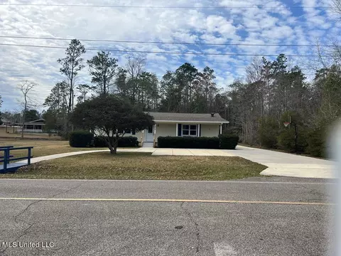 924 W Lakeshore Dr, Carriere, MS 39426