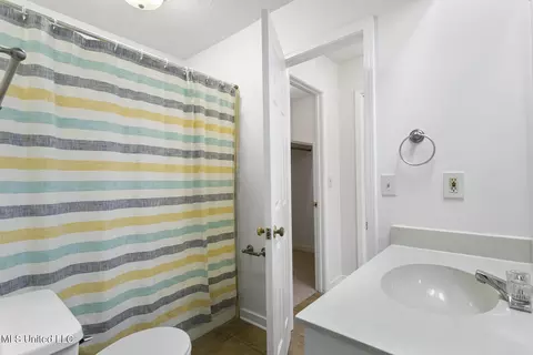 Bath - 5149 Mccoy Dr, Jackson, MS 39211 photo 2 of 4