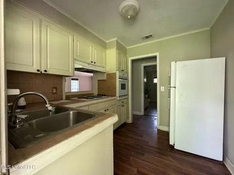 1021 Horse Shoe Cir, Byram, MS 39272