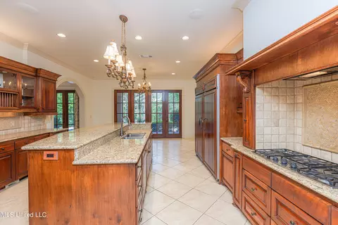 Kitchen - 321 Johnstone Dr, Madison, MS 39110 photo 6 of 10