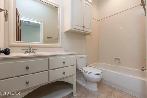 Bath - 321 Johnstone Dr, Madison, MS 39110 photo 6 of 9