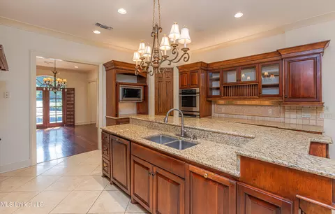 Kitchen - 321 Johnstone Dr, Madison, MS 39110 photo 5 of 10