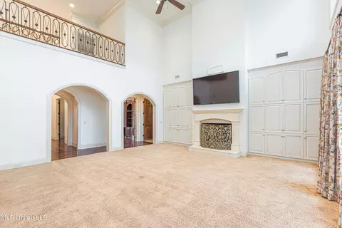 Living - 321 Johnstone Dr, Madison, MS 39110 photo 2 of 4