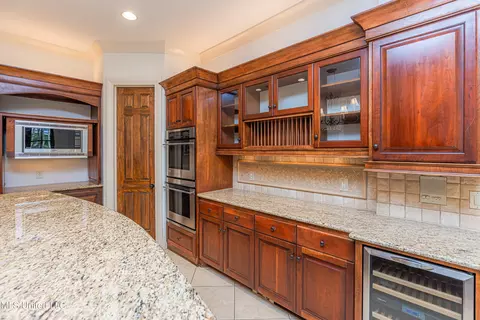 Kitchen - 321 Johnstone Dr, Madison, MS 39110 photo 7 of 10