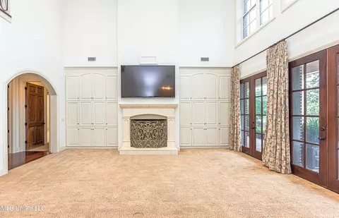 Living - 321 Johnstone Dr, Madison, MS 39110 photo 4 of 4