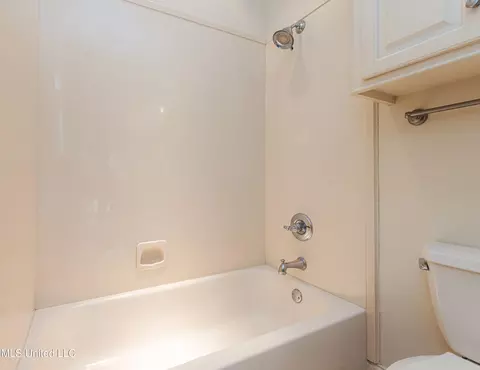 Bath - 321 Johnstone Dr, Madison, MS 39110 photo 8 of 9