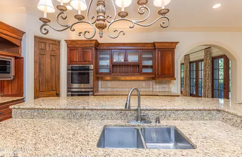 Kitchen - 321 Johnstone Dr, Madison, MS 39110 photo 8 of 10