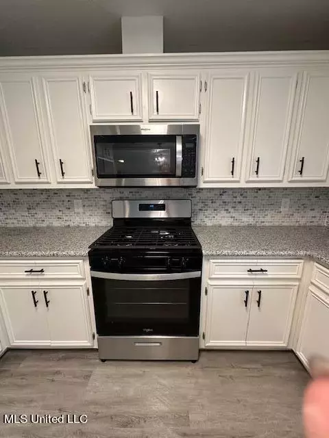Kitchen - 6520 Hwy 18, Brandon, MS 39042 photo 5 of 7