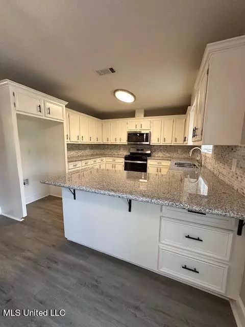 Kitchen - 6520 Hwy 18, Brandon, MS 39042 photo 2 of 7
