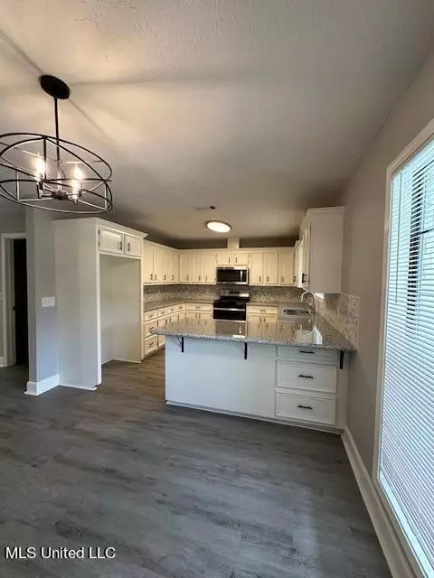 Kitchen - 6520 Hwy 18, Brandon, MS 39042 photo 1 of 7